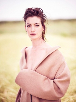 Latest photos of Anne Hathaway, biography.
