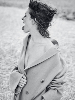 Anne Hathaway image.