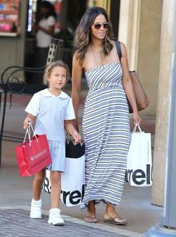 Latest photos of Halle Berry, biography.
