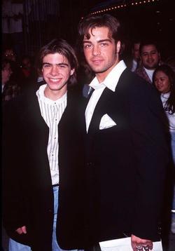Latest photos of Joey Lawrence, biography.