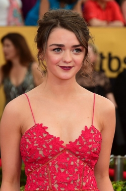 Latest photos of Maisie Williams, biography.