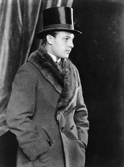 Latest photos of Rudolph Valentino, biography.