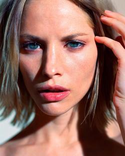 Sienna Guillory image.