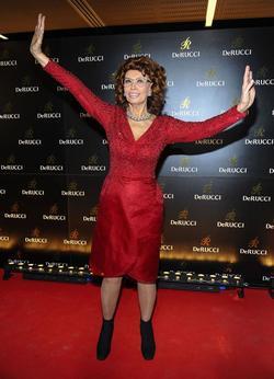 Latest photos of Sophia Loren, biography.