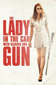 La dame dans l'auto avec des lunettes et un fusil